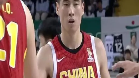 杜兰特左脚踝扭伤，今晚无法重返赛场